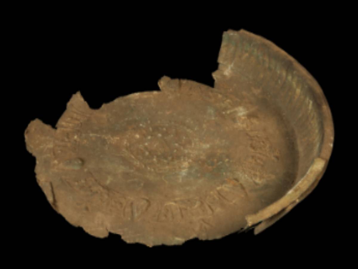 Brass dish with engraved motifs Brass dish with engraved motifs
