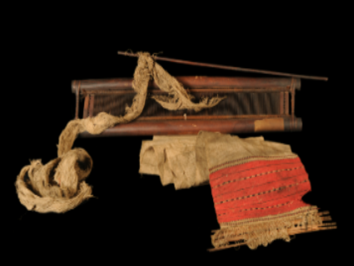 Loom with Half-Woven Cloth Loom with Half-Woven Cloth