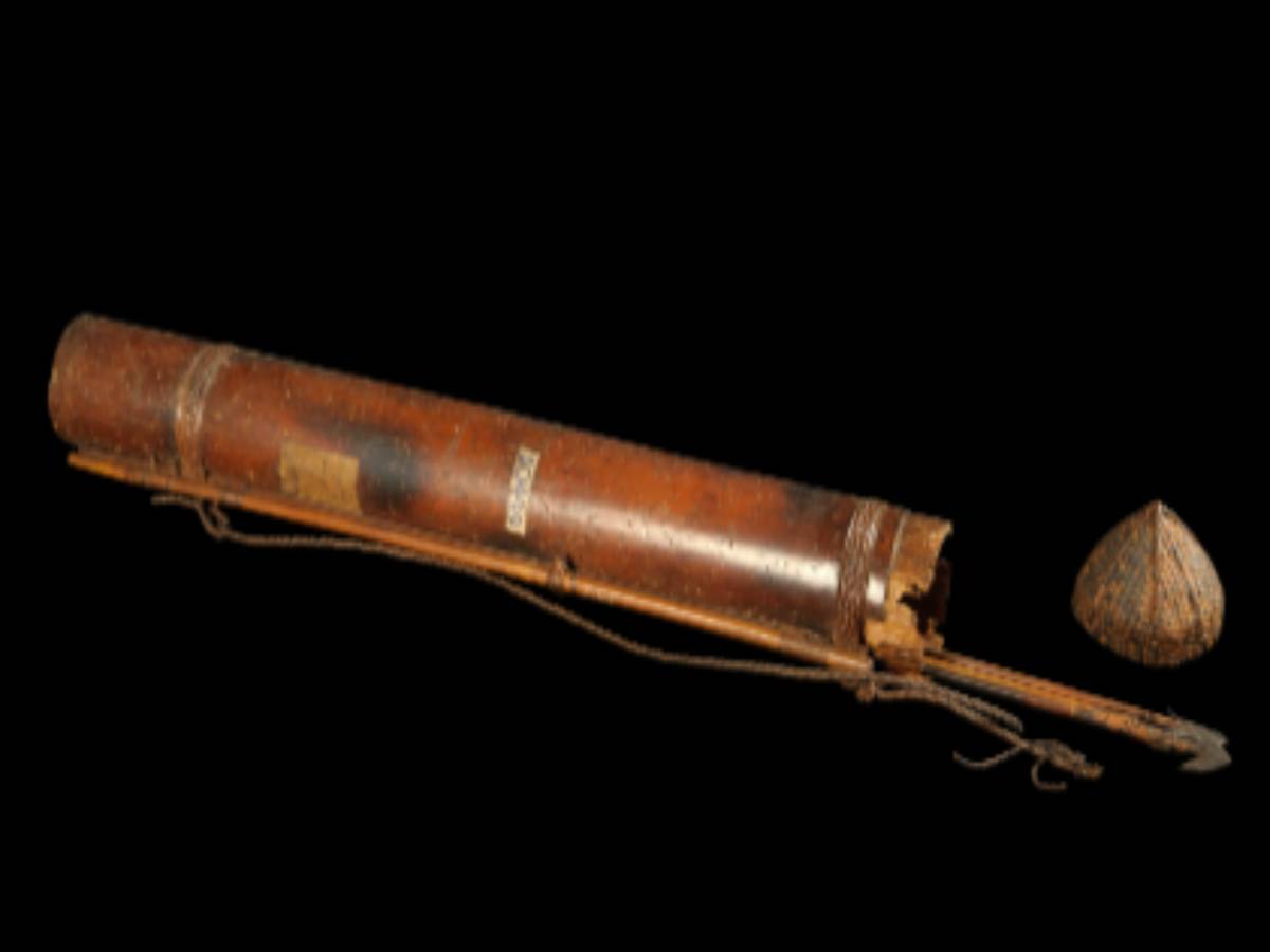 Decorated bamboo quiver with barbed arrows Decorated bamboo quiver with barbed arrows