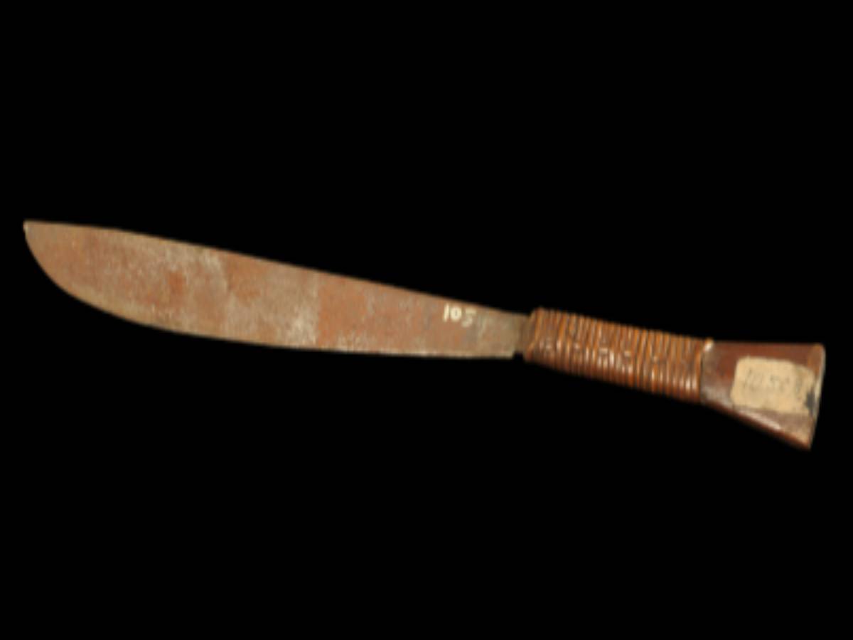 Sharp-edged iron dagger Sharp-edged iron dagger