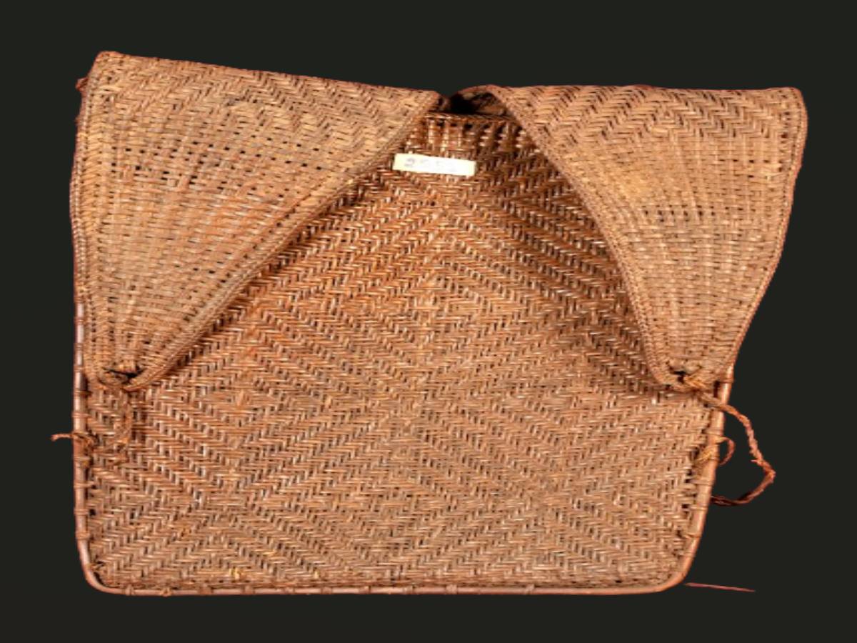 Rectangular cane basket with shoulder straps Rectangular cane basket with shoulder straps