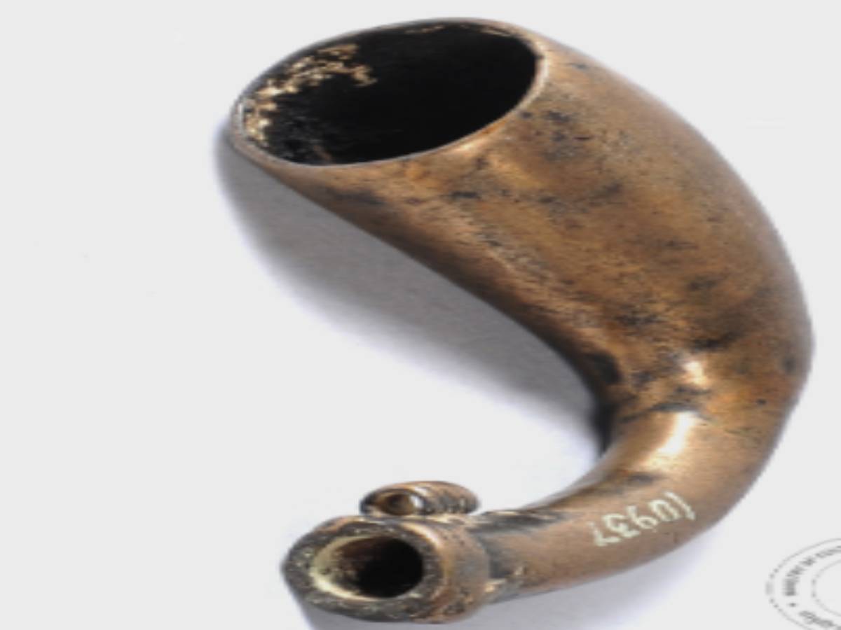 Tobacco pipe with curved body Tobacco pipe with curved body
