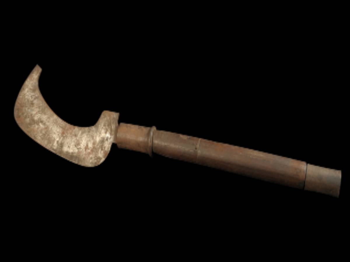 Iron-bladed dao with a wooden handle Iron-bladed dao with a wooden handle