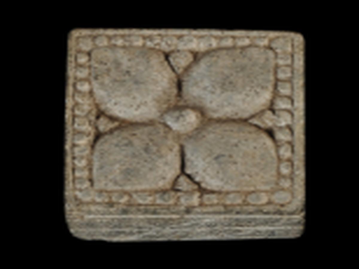 The square-shaped paperweight with a floral motif The square-shaped paperweight with a floral motif