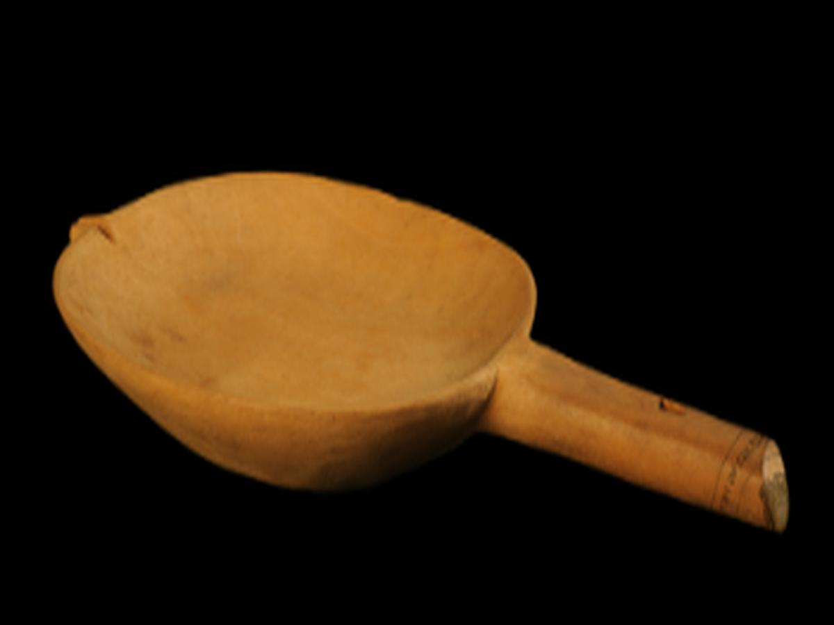 Oval Wooden Plate with Spout Oval Wooden Plate with Spout