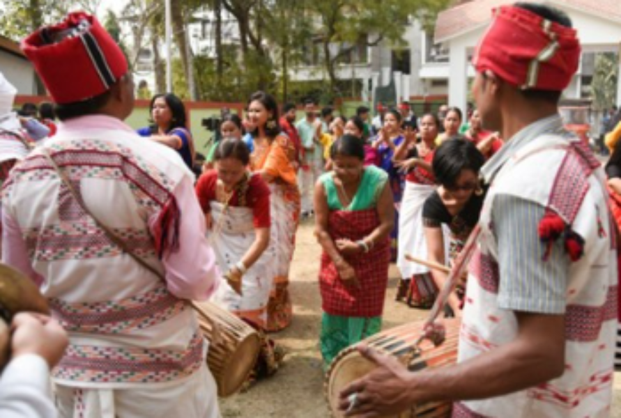 Men wearing Mibu-galuk during the Ali-Aye-Ligang Festival. Men wearing Mibu-galuk during the Ali-Aye-Ligang Festival.