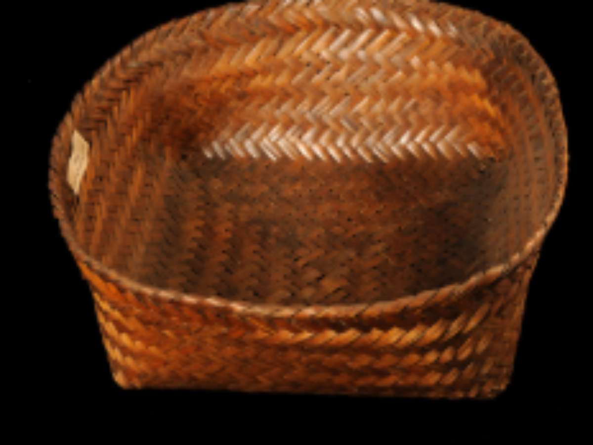 Basket with a square base Basket with a square base