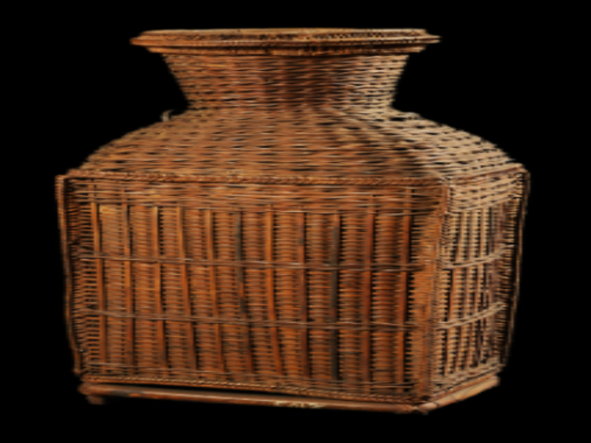 Basket with funnel mouth Basket with funnel mouth