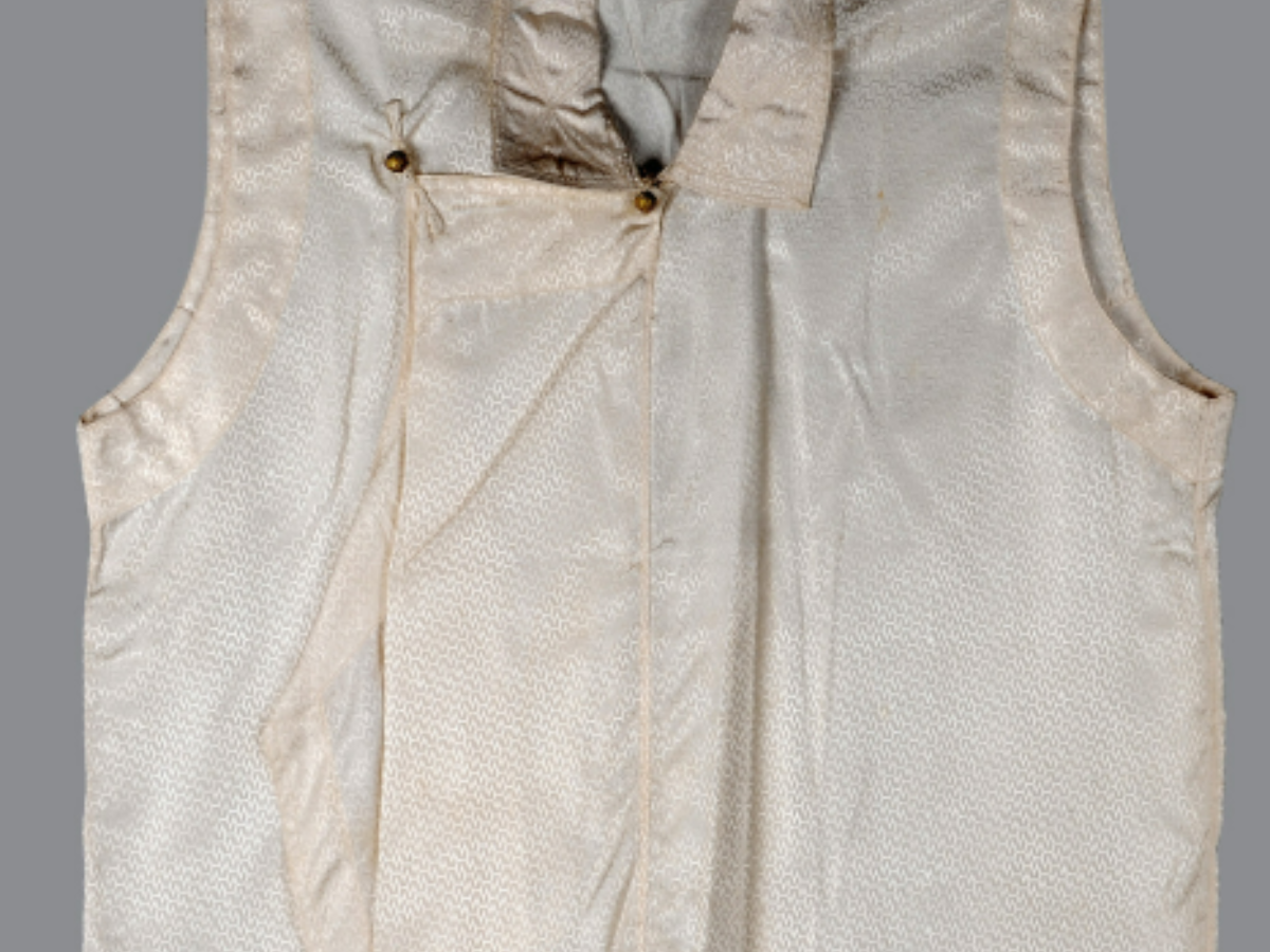 Stitched off-white sleeveless shirt Stitched off-white sleeveless shirt