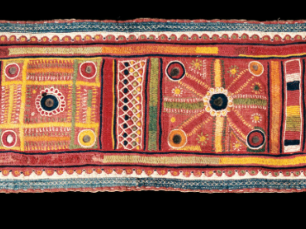 Rectangular cotton belt is designed to be worn around the waist Rectangular cotton belt is designed to be worn around the waist