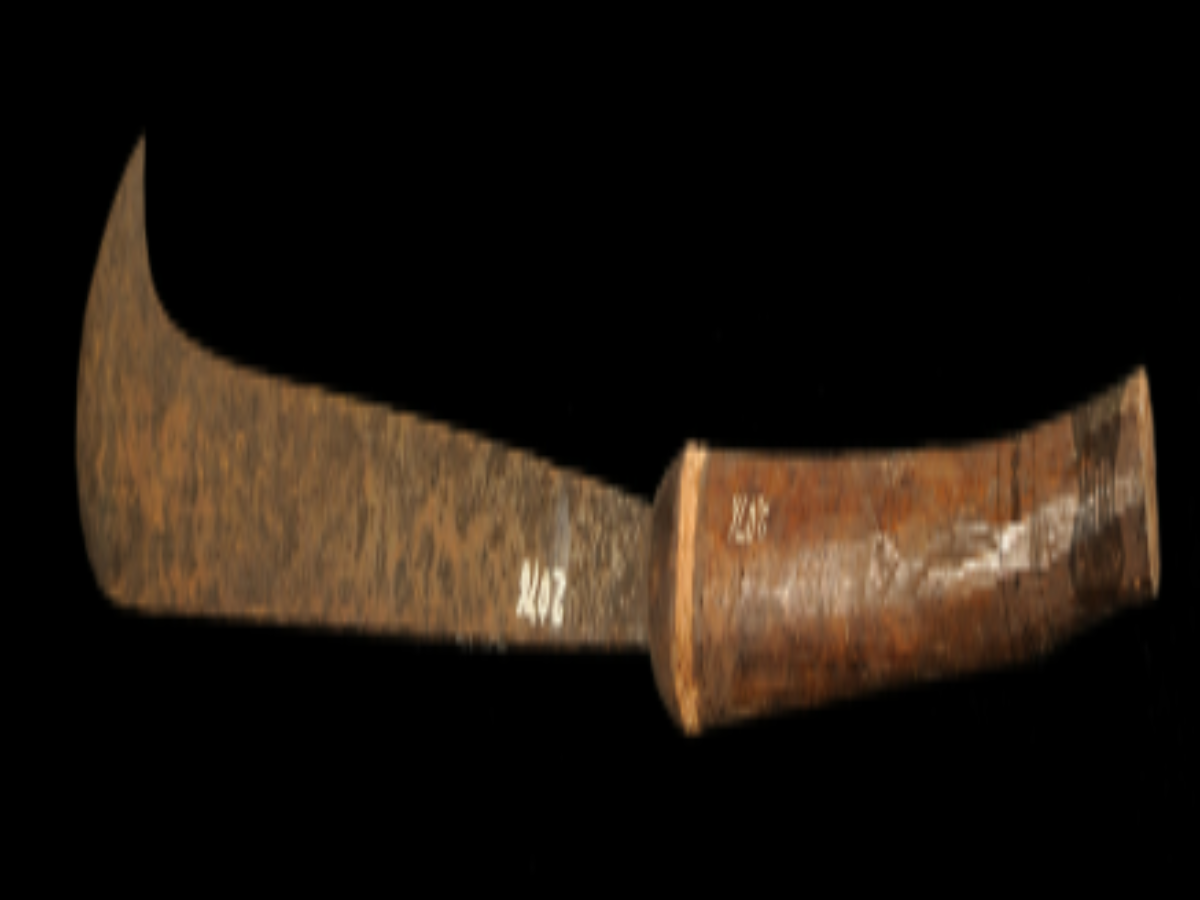 Crescent-edged iron dao with cane-bound wooden handle Crescent-edged iron dao with cane-bound wooden handle