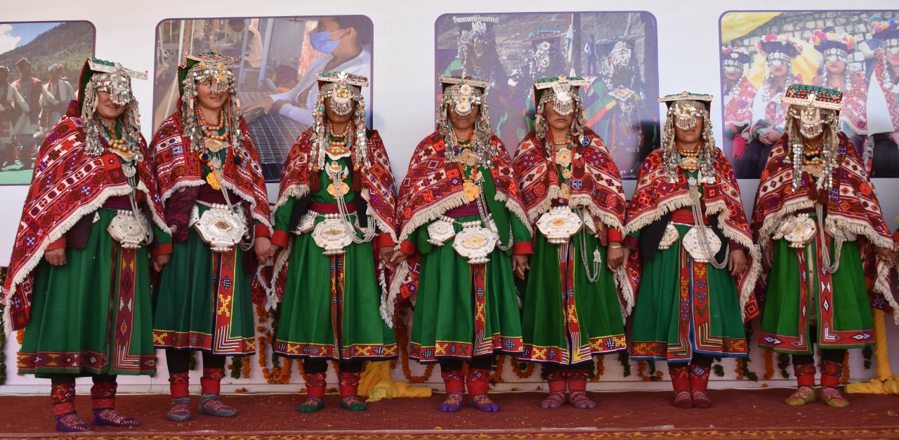 Female Kayang Dancers Female Kayang Dancers