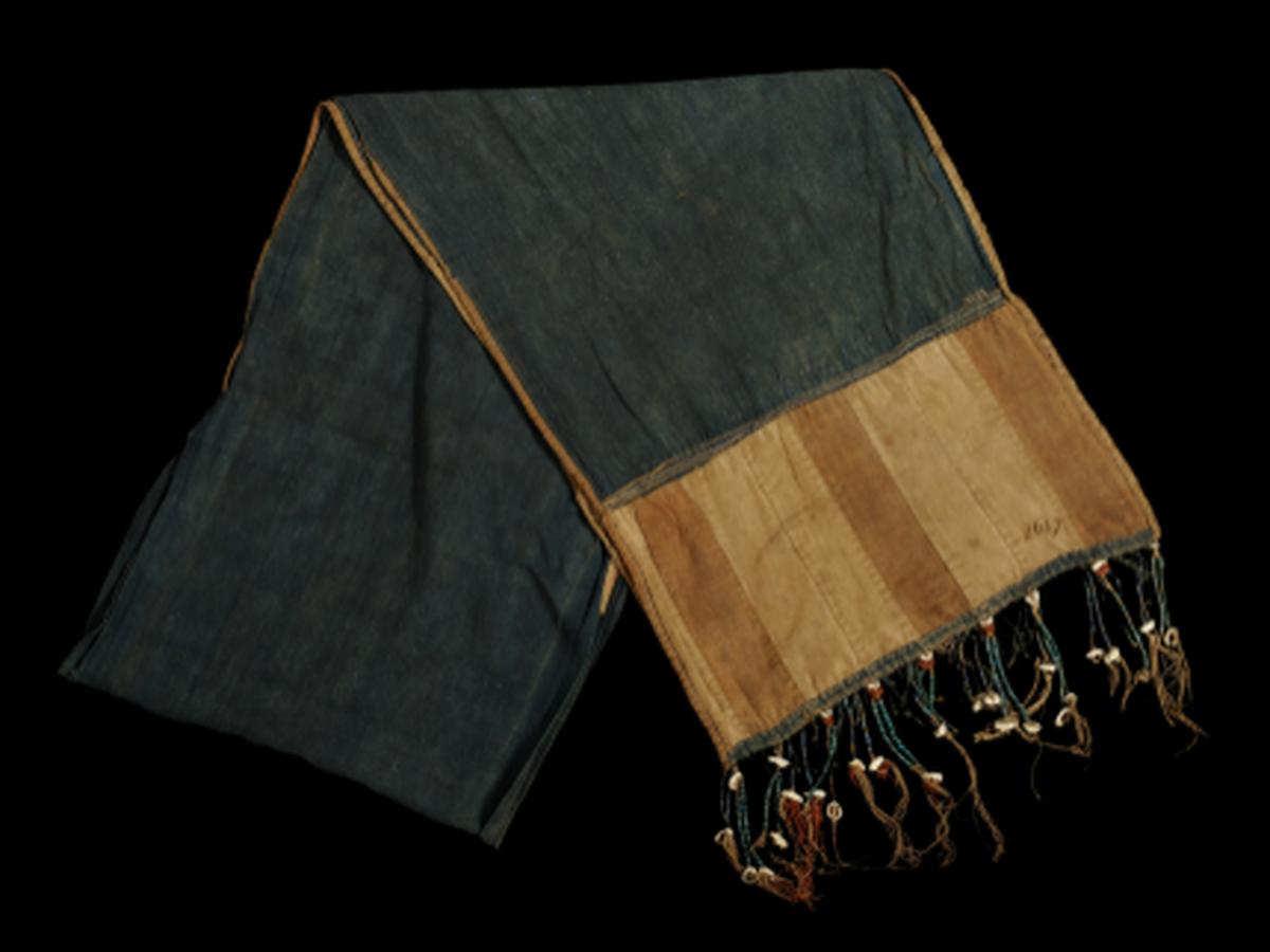 A long blue cloth headdress A long blue cloth headdress